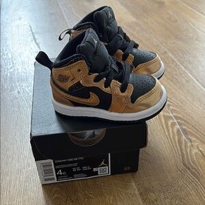 Nike Jordan 1 Mid SE Black/Metallic Gold-white 4C NIB